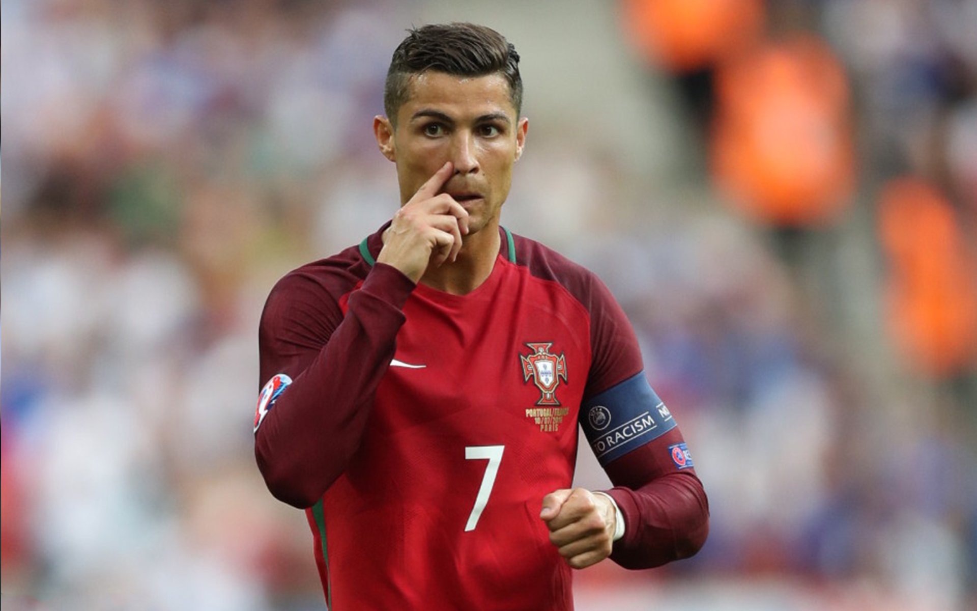 纽卡斯尔中锋背身支点作用明显，纽卡斯尔主客场球衣